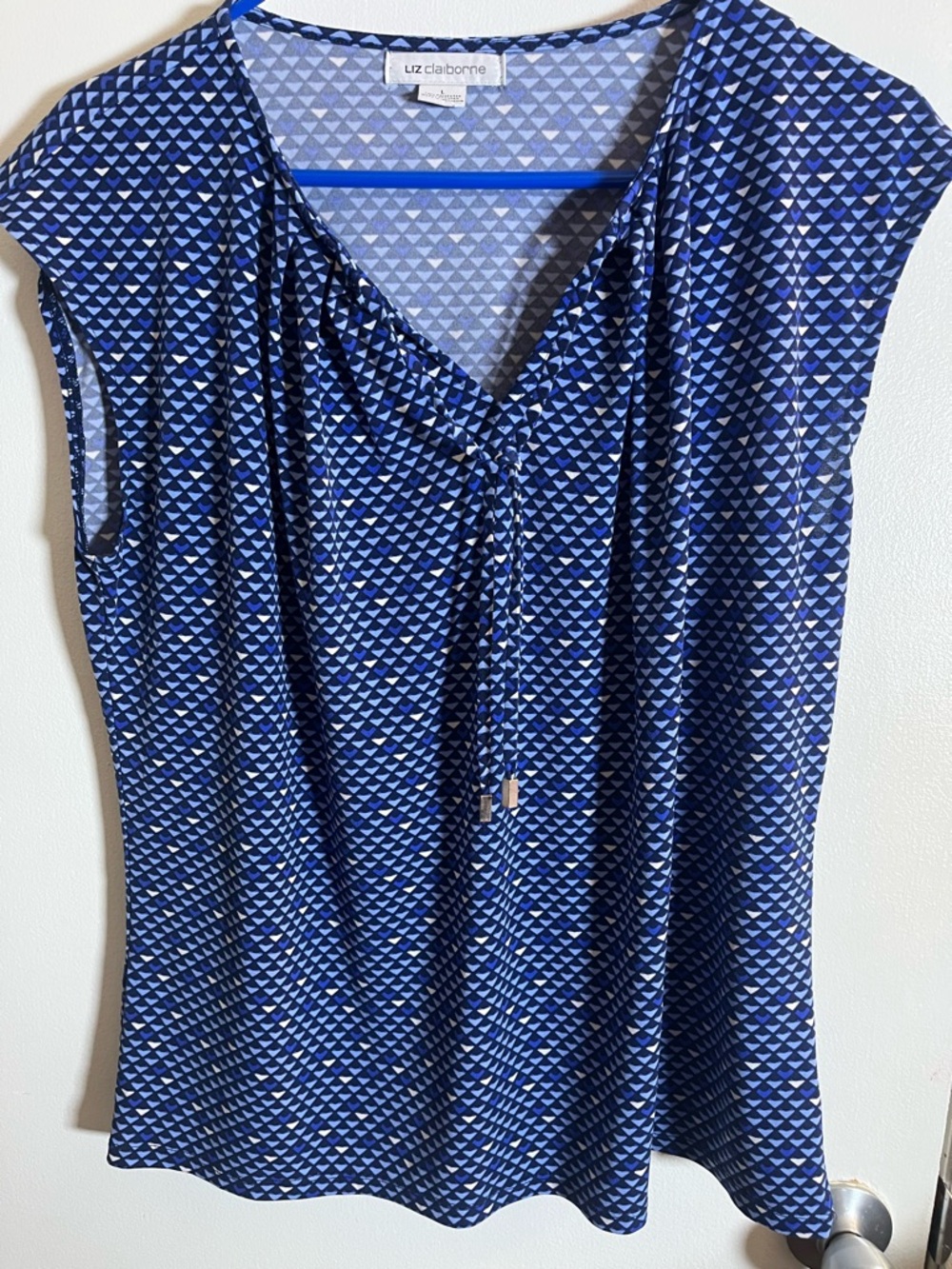 Liz Claiborne Light Blue and White Geometric Sleeveless Top
